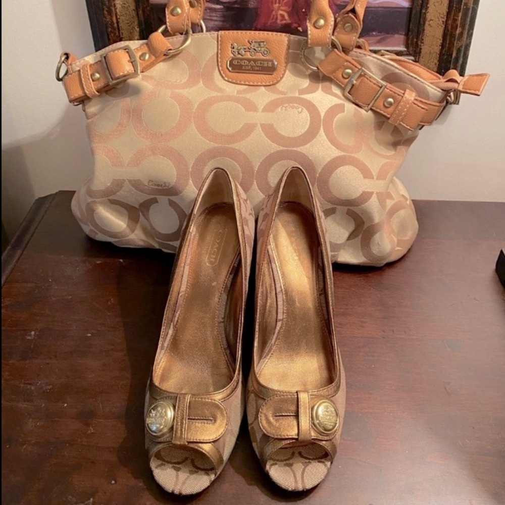 🧡COACH 🧡Bundle🥰Purse and wedge heels size 8.